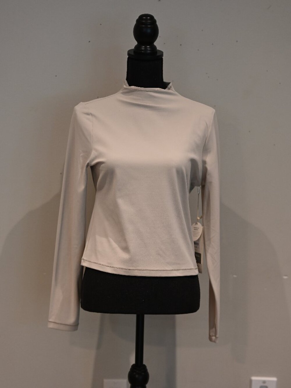 Vuori NWT Long Sleeve Mock Neck Top Medium Cream